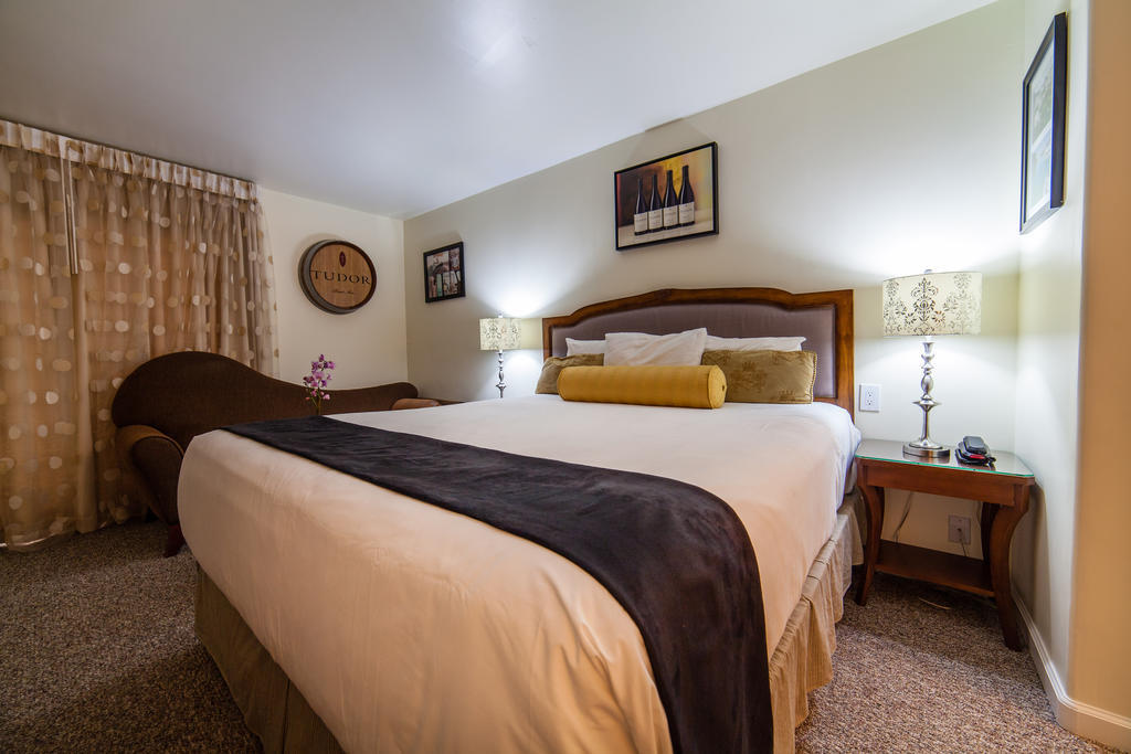 The Vendange Carmel Inn & Suites Room photo