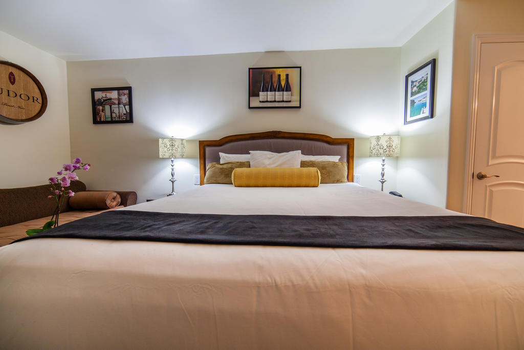 The Vendange Carmel Inn & Suites Room photo
