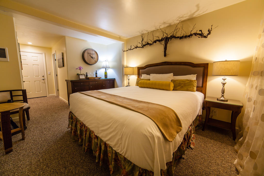 The Vendange Carmel Inn & Suites Room photo