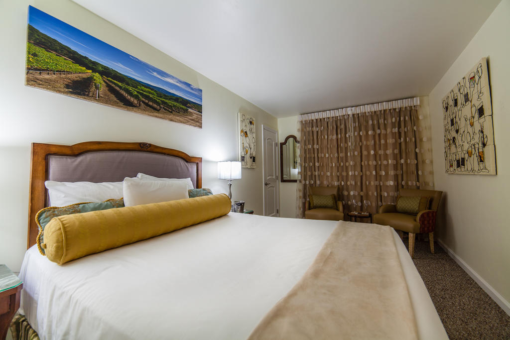 The Vendange Carmel Inn & Suites Room photo