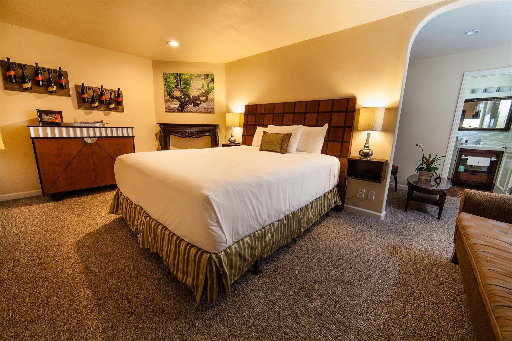 The Vendange Carmel Inn & Suites Exterior photo